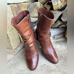 Sesto Meucci brown leather ankle buckle wrap boot with side zip closure Sz-8N. A